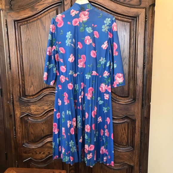 Vintage Blue Floral Pleated Plus Size  Dress with Tie Neck - Picture 4 of 4